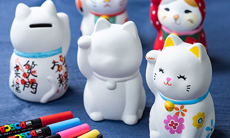 素焼き招き猫の絵付け